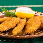 Ayam kecap lemon saus mengkilap di piring saji