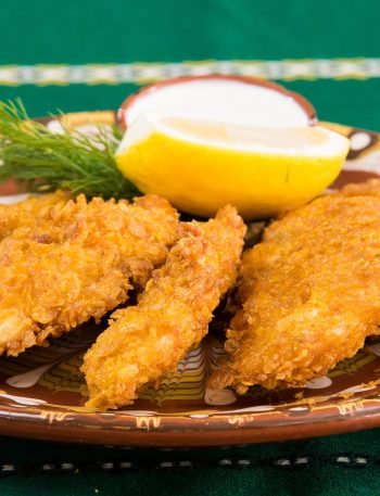 Ayam kecap lemon saus mengkilap di piring saji