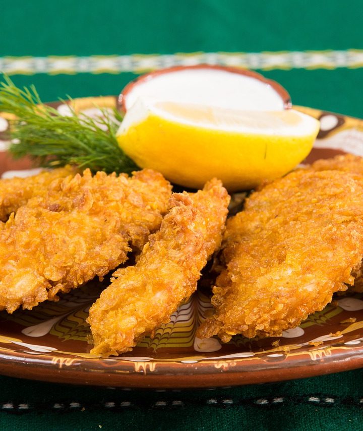 Ayam kecap lemon saus mengkilap di piring saji