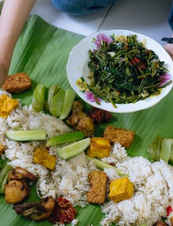 Tempe bacem goreng kecokelatan siap saji