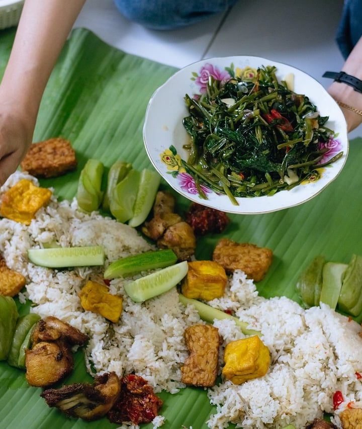 Tempe bacem goreng kecokelatan siap saji
