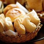 Roti segar hasil panggangan di keranjang