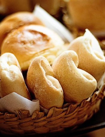 Roti segar hasil panggangan di keranjang