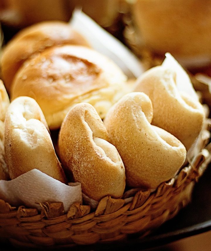 Roti segar hasil panggangan di keranjang