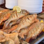 Ikan goreng keemasan hasil gorengan sempurna