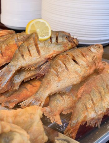 Ikan goreng keemasan hasil gorengan sempurna