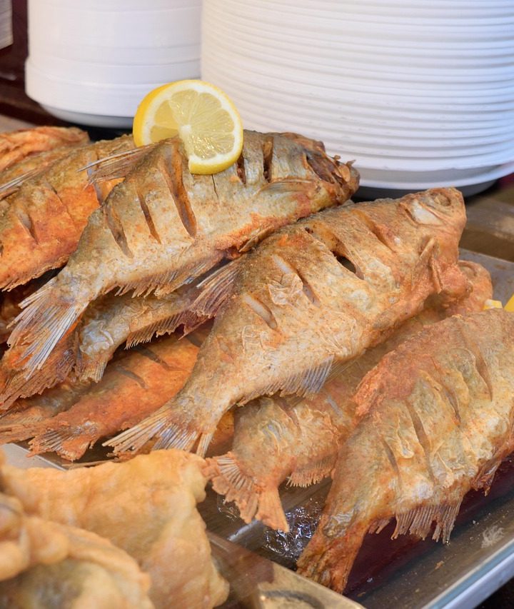 Ikan goreng keemasan hasil gorengan sempurna