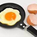 6 Kesalahan Menggoreng Telur yang Bikin Pahit, Berminyak, da
