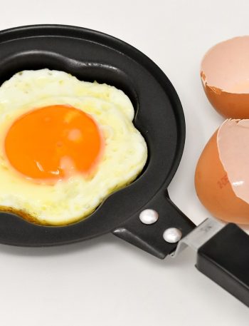6 Kesalahan Menggoreng Telur yang Bikin Pahit, Berminyak, da