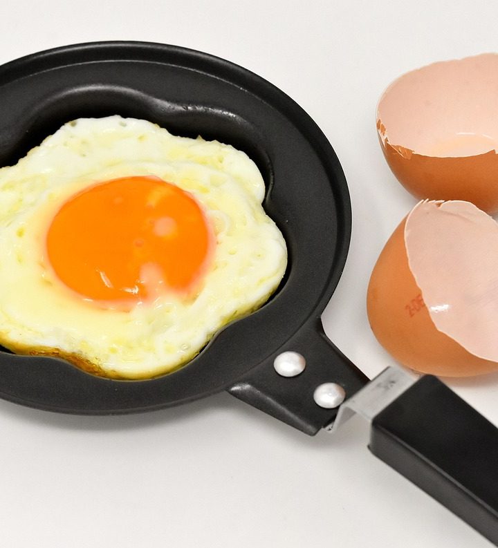 6 Kesalahan Menggoreng Telur yang Bikin Pahit, Berminyak, da