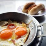 Telur rebus setengah matang di piring sarapan