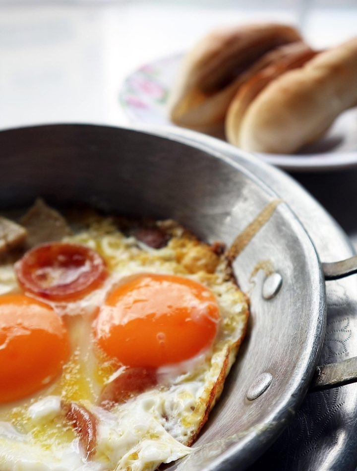 Telur rebus setengah matang di piring sarapan