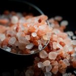 Garam dapur di sendok untuk membumbui masakan