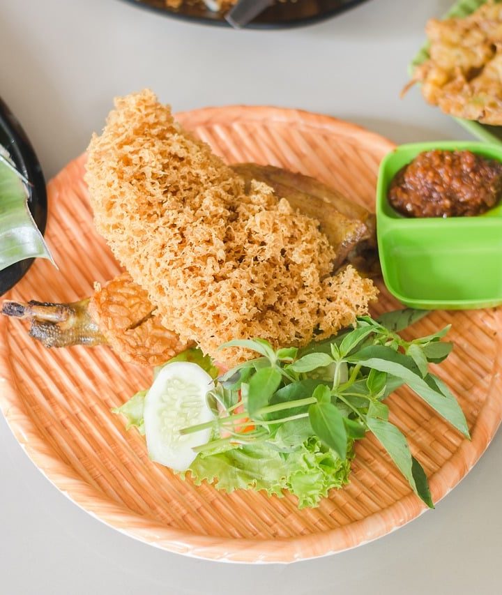 Sambal goreng hati ayam dan kentang goreng dengan sambal meresap