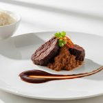 Rendang daging kering disajikan dengan nasi