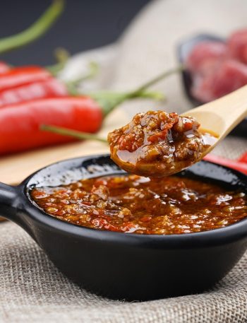 Sambal terasi matang dalam wadah saji