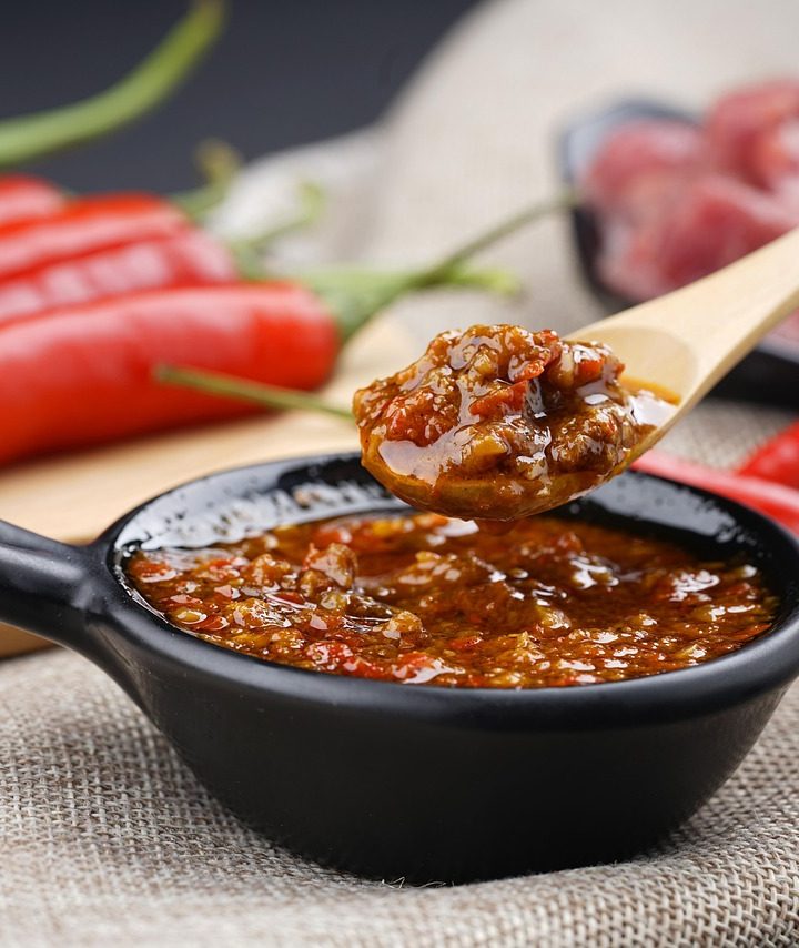 Sambal terasi matang dalam wadah saji