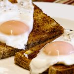 Telur ceplok mata sapi dengan pinggiran keemasan