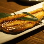 Ikan kembung bakar kecap di atas pemanggang
