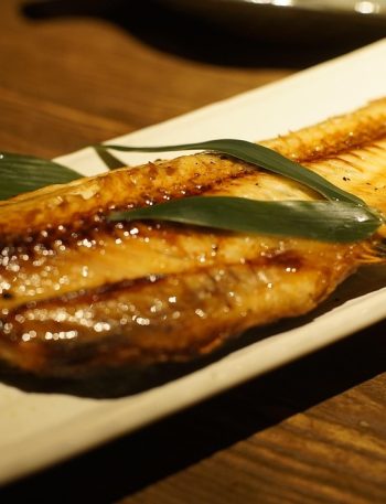 Ikan kembung bakar kecap di atas pemanggang
