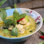Opor ayam santan gurih dalam mangkuk