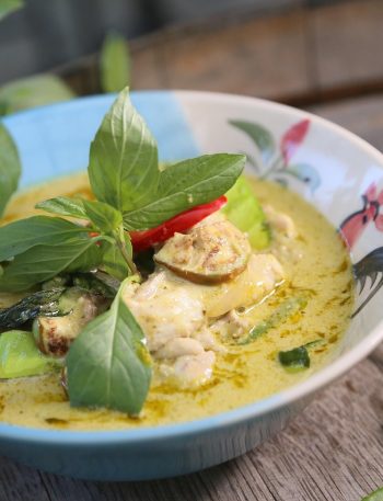 Opor ayam santan gurih dalam mangkuk