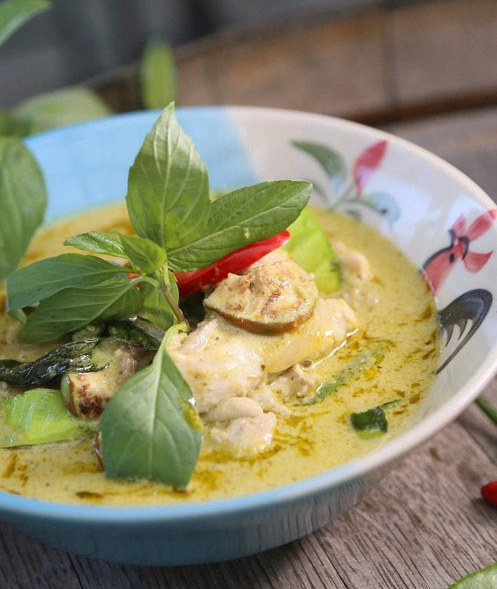 Opor ayam santan gurih dalam mangkuk